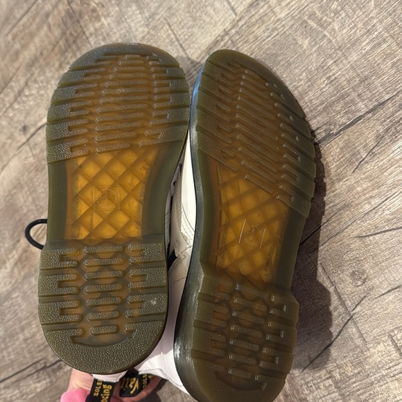 Dr. Marten’s - 1460 WOMEN'S PATENT LEATHER LACE UP BOOTS - White - Size 7 - Picture 7 of 9